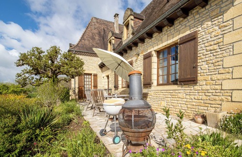 Cazoules House | Modern and Spacious Gîte in Cazoulès with Terrace, Parking, Pets Allowed, Near Sarlat