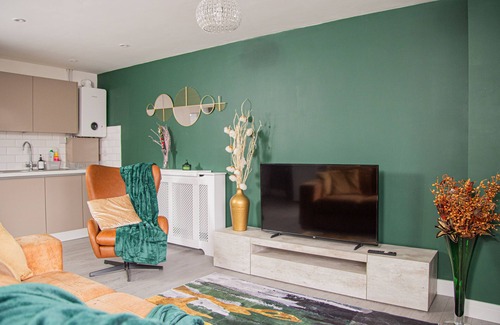 High Wycombe Apartment | Modern and Stylish 1 Bed Flat. 5mins walk to town centre. Gated secure parking.
