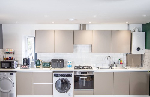 High Wycombe Apartment | Modern and Stylish 1 Bed Flat. 5mins walk to town centre. Gated secure parking.