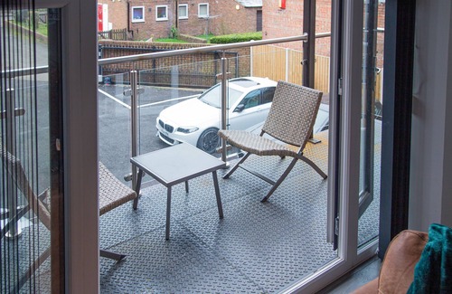 High Wycombe Apartment | Modern and Stylish 1 Bed Flat. 5mins walk to town centre. Gated secure parking.