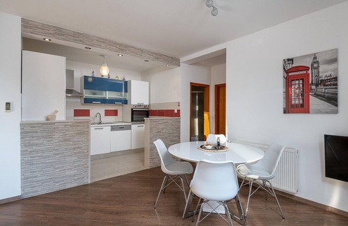 Pridvorje Apartment | Modern apartment with balcony and garden