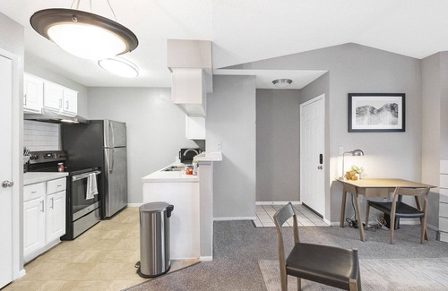 Greater Northdale Apartment | Modern Apartment in Prime Location (ID4693X0)