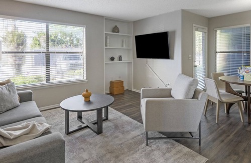 Greater Northdale Apartment | Modern Apartment in Prime Location (ID7958X11)
