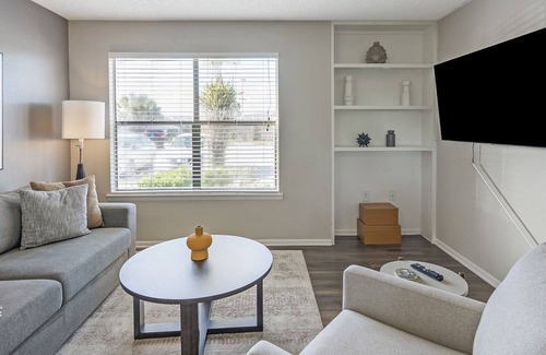 Greater Northdale Apartment | Modern Apartment in Prime Location (ID7958X11)