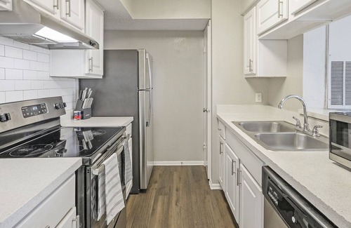 Greater Northdale Apartment | Modern Apartment in Prime Location (ID7958X11)