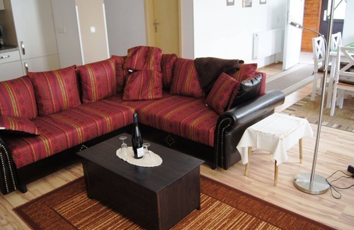Fleeth Apartment | Modern apartment, 250m to the lake, south-facing terrace and barbecue, fully fenced.
