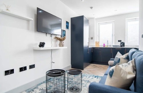 Havering Apartment | Modern Apartment in Romford near Elizabeth Line*4