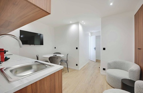 Aubervilliers Apartment | Modern apartment with terrace