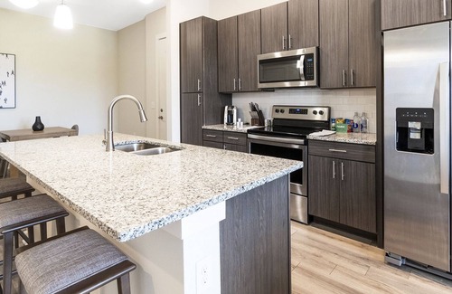 Southside Apartment | Modern Apartment in Prime Location (ID8783X97)