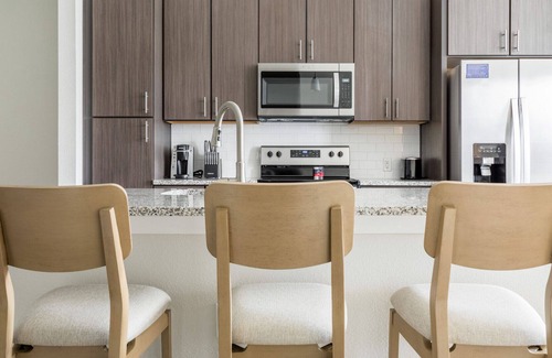 Southside Apartment | Modern Apartment in Prime Location (ID3827X51)