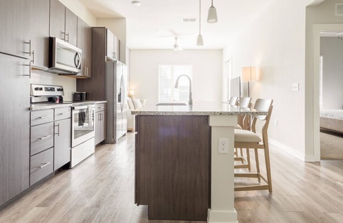 Southside Apartment | Modern Apartment in Prime Location (ID3827X51)
