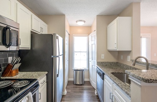 Brentwood Apartment | Modern Apartment in Prime Location (ID8494X66)