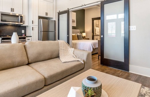 Commonwealth Apartment | Modern Apartment in Prime Location (ID8961X08)