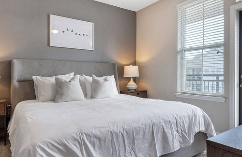 Bowling Green Apartment | Modern Apartment in Prime Location (ID8418X83)