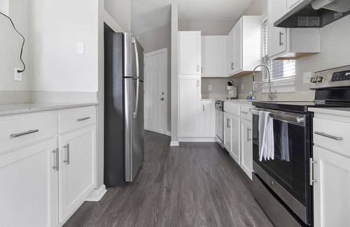 Charlotte Apartment | Modern Apartment in Prime Location (ID1380X186)