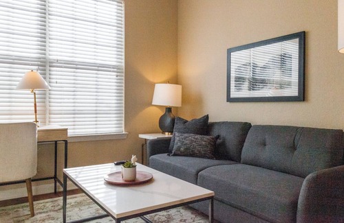 Liberty Area Apartment | Modern Apartment in Prime Location (ID4205X88)