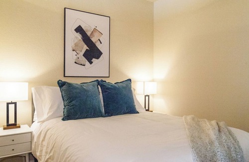 Liberty Area Apartment | Modern Apartment in Prime Location (ID4205X88)