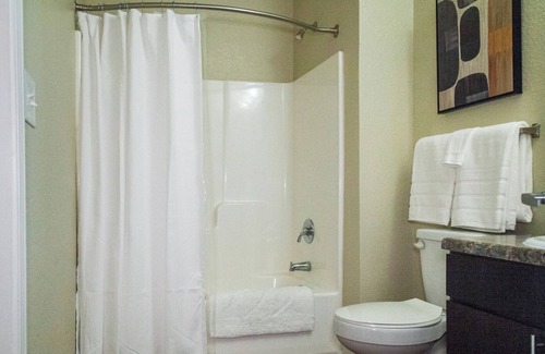 Liberty Area Apartment | Modern Apartment in Prime Location (ID4205X88)