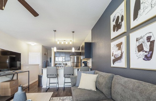 Liberty Area Apartment | Modern Apartment in Prime Location (ID9638X96)