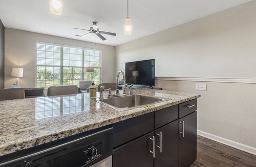 Liberty Area Apartment | Modern Apartment in Prime Location (ID9638X96)