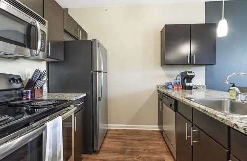 Liberty Area Apartment | Modern Apartment in Prime Location (ID9638X96)