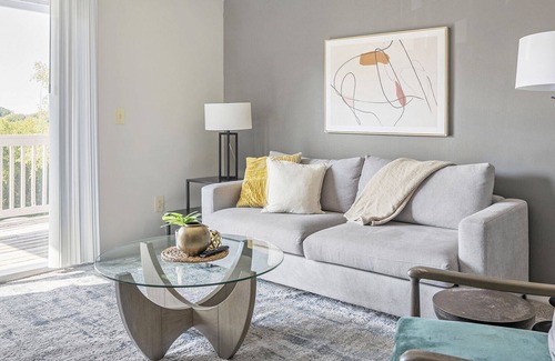Hermitage Apartment | Modern Apartment in Prime Location (ID8103X6)