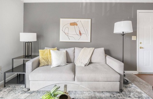 Hermitage Apartment | Modern Apartment in Prime Location (ID8103X6)