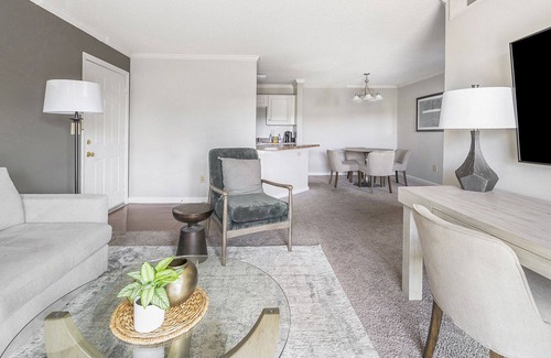 Hermitage Apartment | Modern Apartment in Prime Location (ID8103X6)