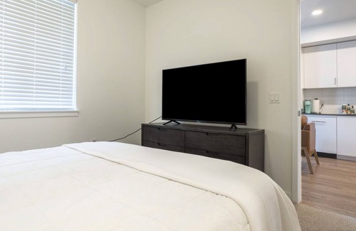 Meridian Apartment | Modern Apartment in Prime Location (ID3104X13)