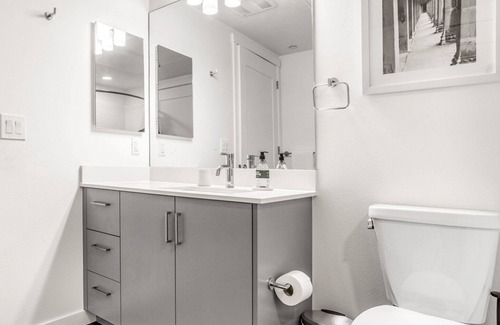 Meridian Apartment | Modern Apartment in Prime Location (ID4839X08)