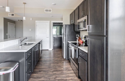 Meridian Apartment | Modern Apartment in Prime Location (ID8040X42)