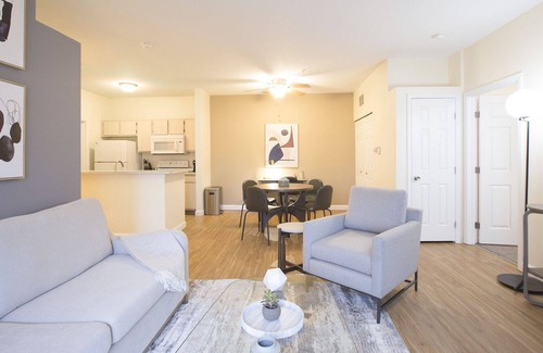 Holland Apartment | Modern Apartment in Prime Location (ID7986X22)