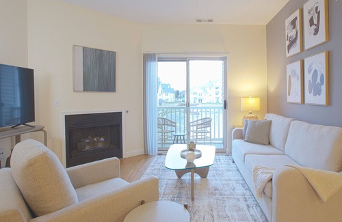 Holland Apartment | Modern Apartment in Prime Location (ID7986X22)