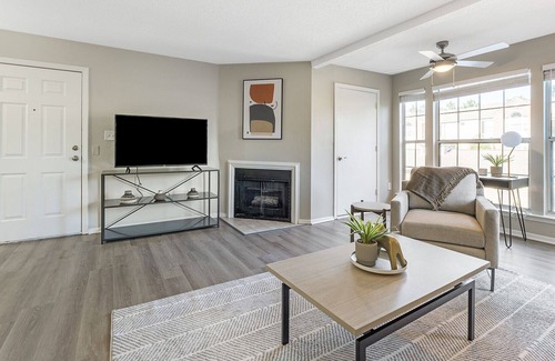 Cordova Apartment | Modern Apartment in Prime Location (ID9655X37)