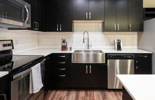 South Lamar Apartment | Modern Apartment in Prime Location (ID4422X42)