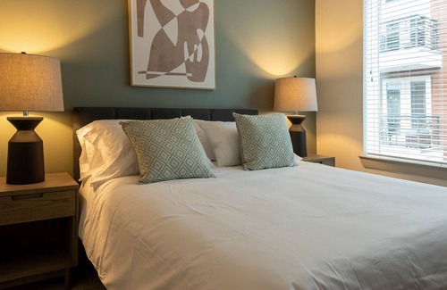 South Lamar Apartment | Modern Apartment in Prime Location (ID4422X42)
