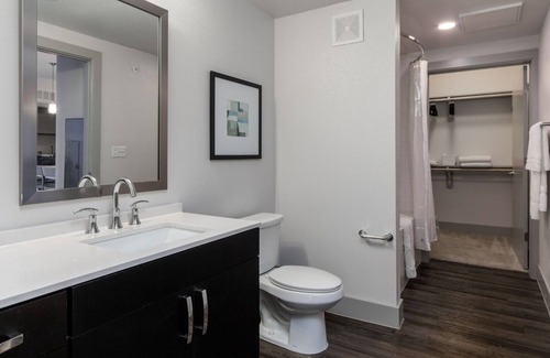 South Lamar Apartment | Modern Apartment in Prime Location (ID4423X48)