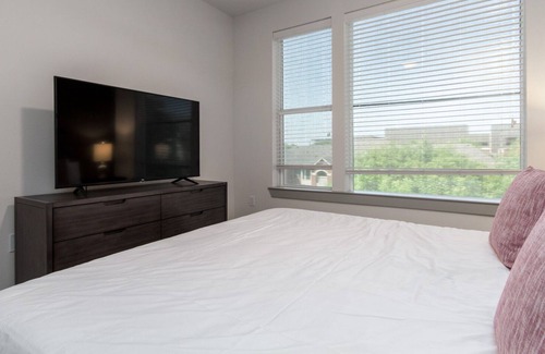South Lamar Apartment | Modern Apartment in Prime Location (ID4423X48)