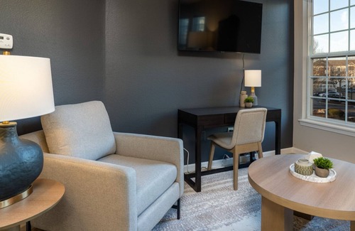 Carmel Apartment | Modern Apartment in Prime Location (ID8397X98)