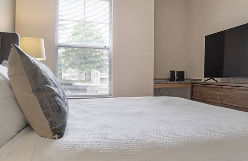 Durham Apartment | Modern Apartment in Prime Location (ID7306)