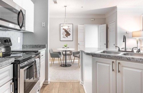 Greer Apartment | Modern Apartment in Prime Location (ID3016X81)
