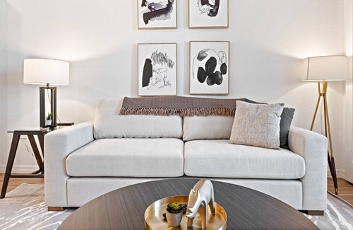 Riverview Apartment | Modern Apartment in Prime Location (ID7943X51)