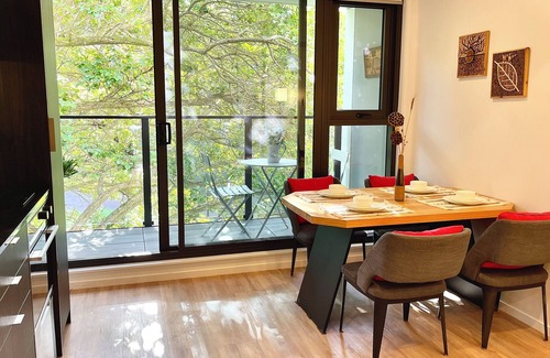 Newton Apartment | Modern apartment in the city centre, Queen Street, Auckland, with Sky Tower view