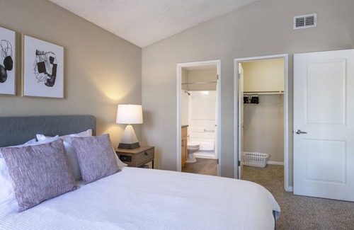 Los Serranos Apartment | Modern Apartment in Prime Location (ID9448X47)