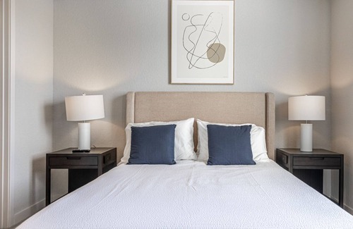 Biggar Apartment | Modern Apartment in Prime Location (ID8094X36)
