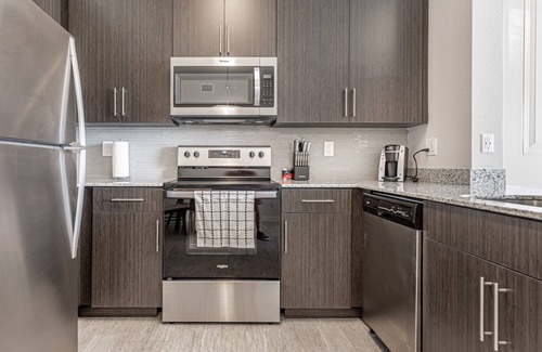 Three Oaks Apartment | Modern Apartment in Prime Location (ID7272X71)