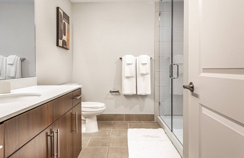 Three Oaks Apartment | Modern Apartment in Prime Location (ID6606X43)