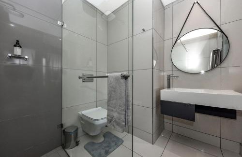 Sandown Apartment | Modern Apartment in 5 Star hotel, Backup Power and Water