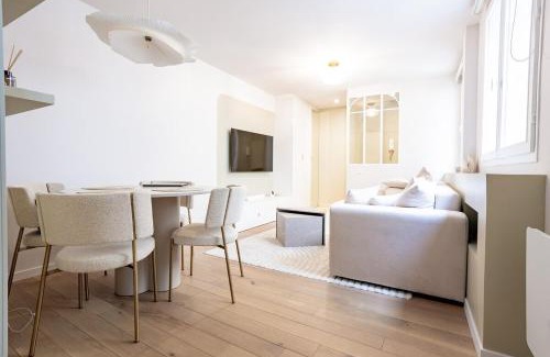 Paris City Center Apartment | Modern apartment Louvre