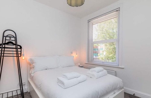 Haywards Heath Apartment | Modern apartment, near shops & with a free parking space